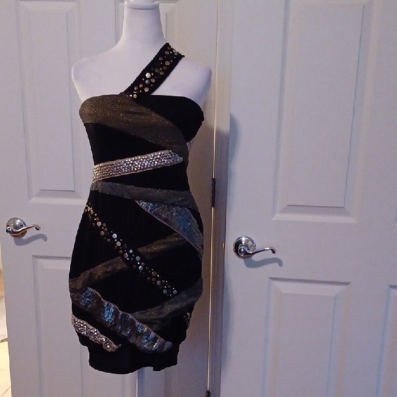 🌺Elegant Black and Gold One-Shoulder Dress - Picture 2 of 11